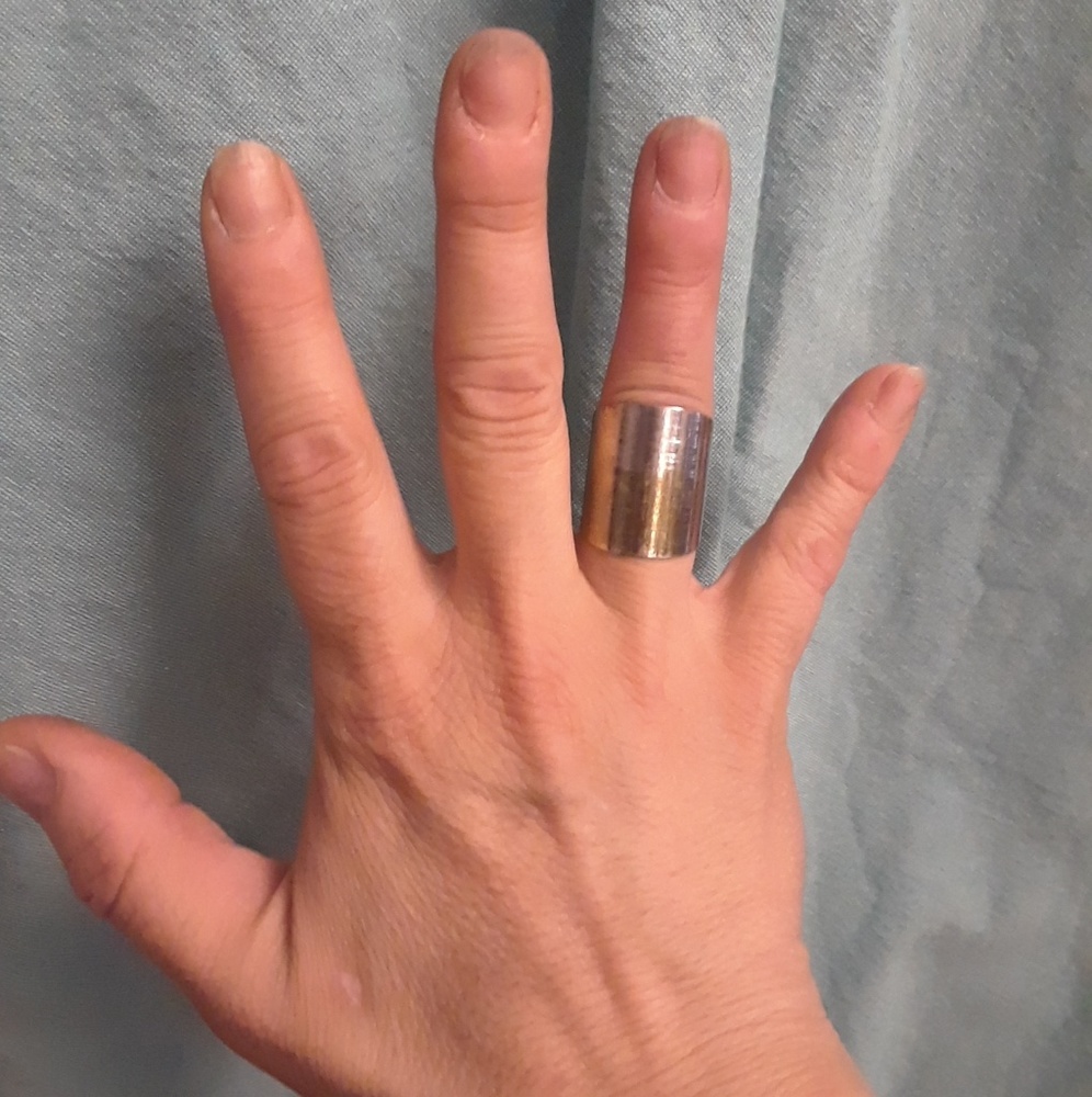 Identical Hand Twin to "0_kat_0"